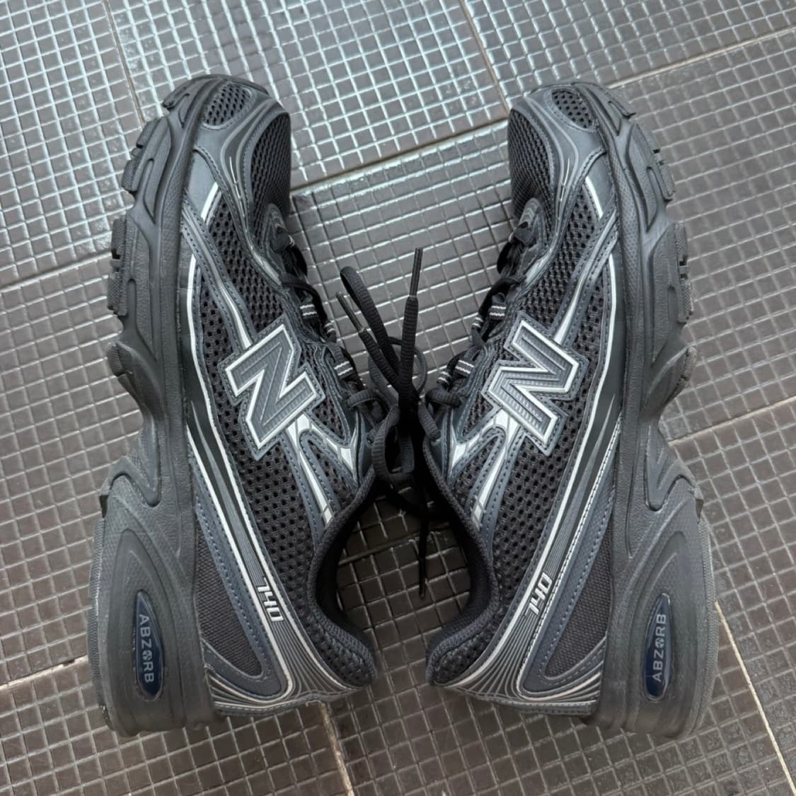 뉴발란스 740v2 블랙 실버 메탈릭 상품이미지2
