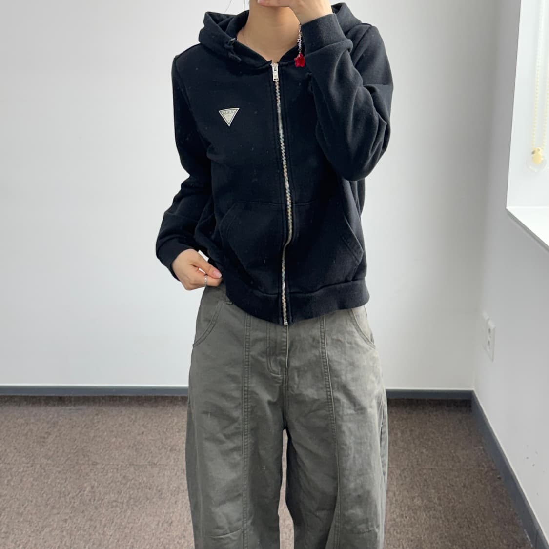 Guess 게스 삼각로고 블랙 후드집업 상품이미지1