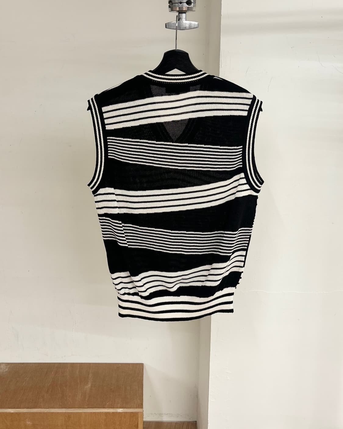 디올 스포츠 블랙 앤 화이트 스트라이프 니트 베스트 상품이미지6