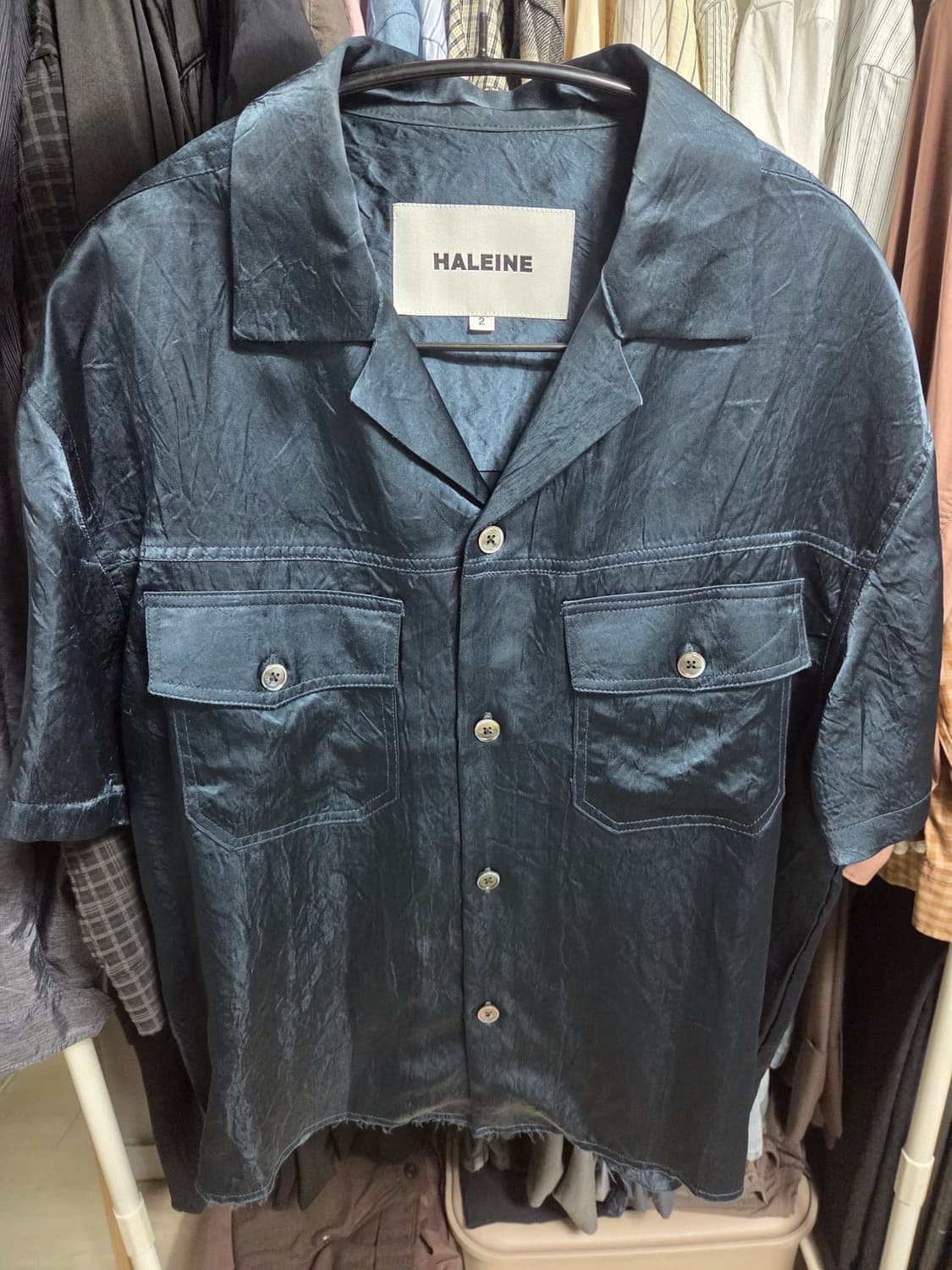 알렌느 Open Collar Crinkled Satin Shirt 네이비 상품이미지2