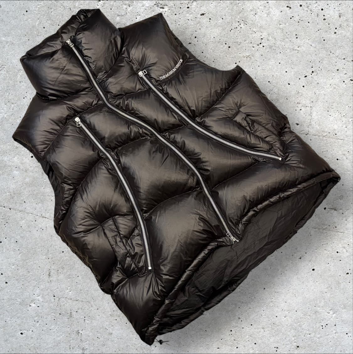 [L] 더뮤지엄비지터 블랙 패딩 조끼 B612 상품이미지1