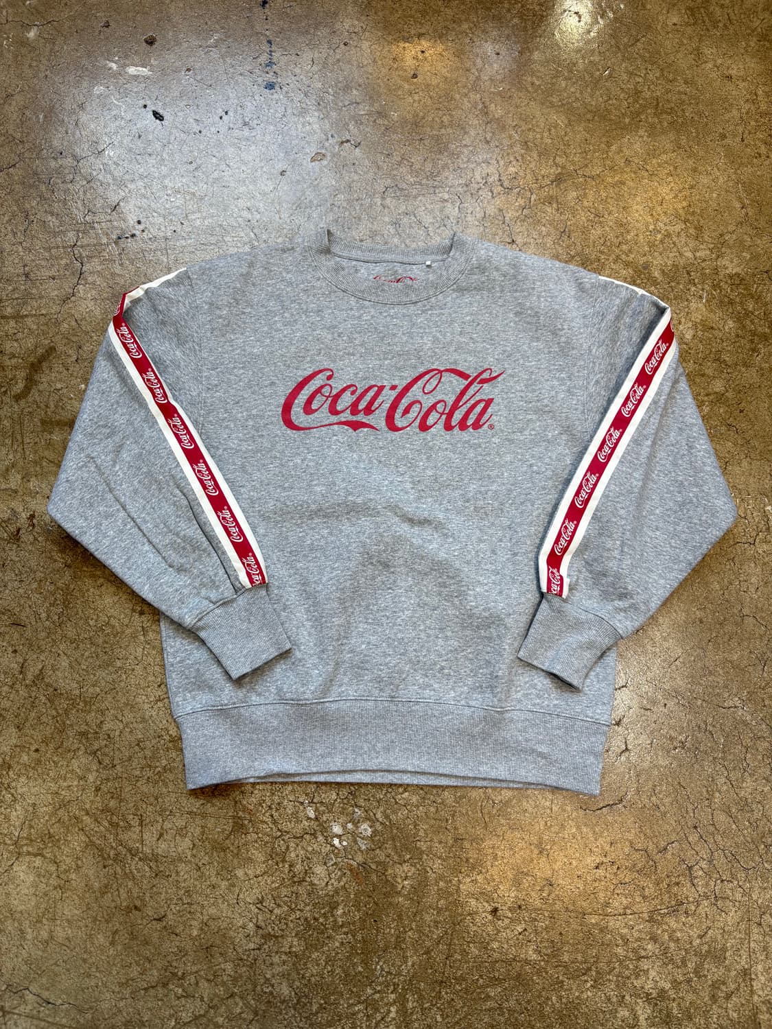 gu x coca cola sweatshirt 상품이미지1