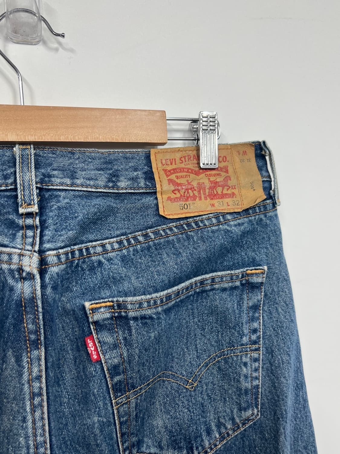 리바이스 501 버튼플라이 스트레이트 워싱 데님 팬츠 상품이미지2