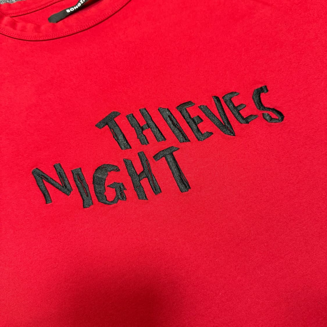 송지오 컬렉션 NIGHT THIEVES 타이틀 레드 티셔츠 상품이미지4