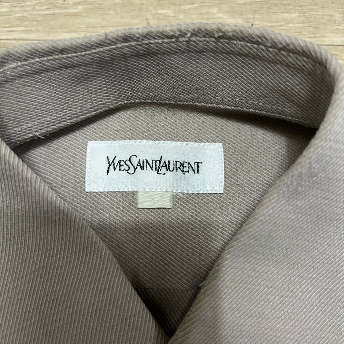 입생로랑 클래식 미니멀 솔리드 셔츠 [카멜] M/95 상품이미지4