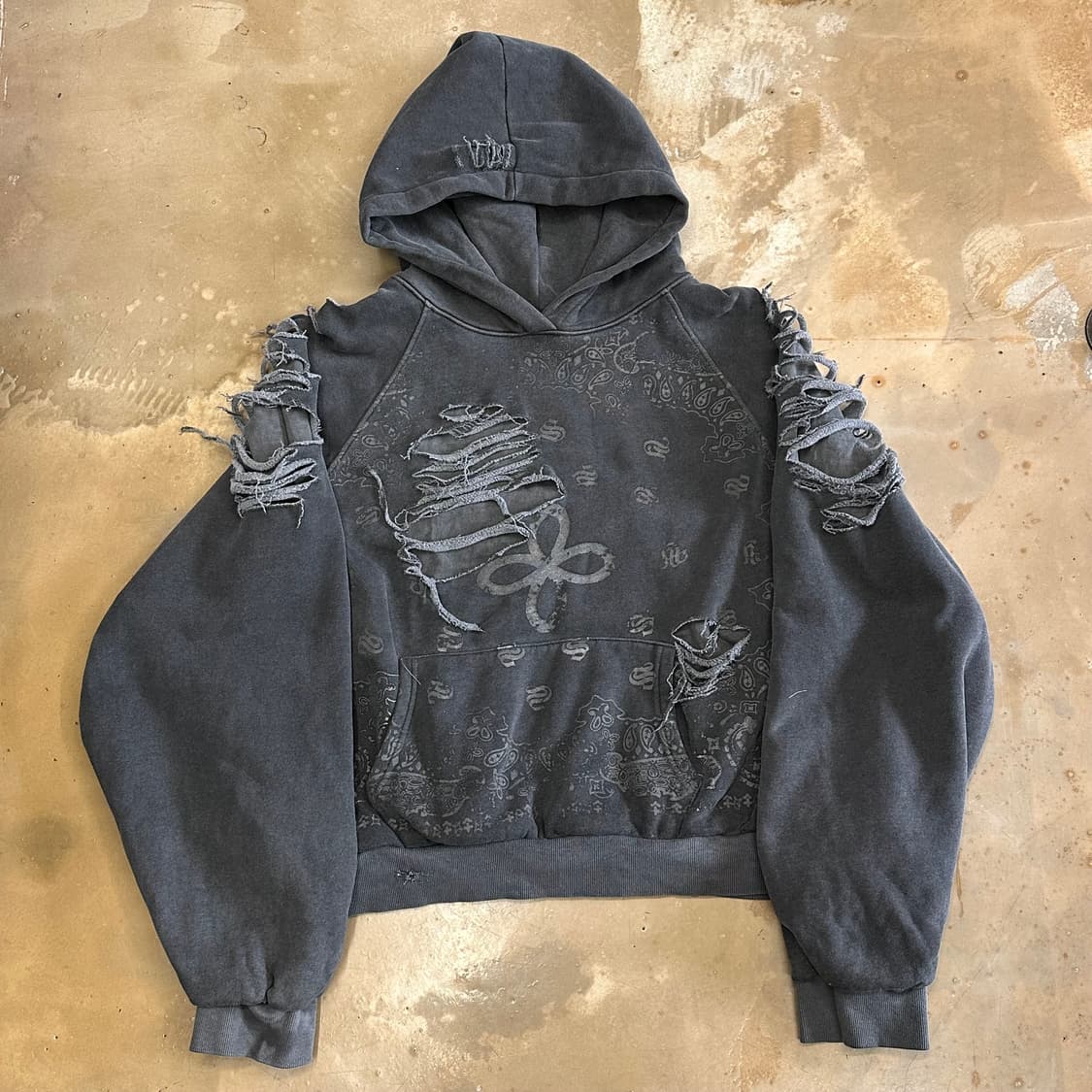 L 써저리 페이즐리디스트로이드 차콜 후드티 상품이미지2