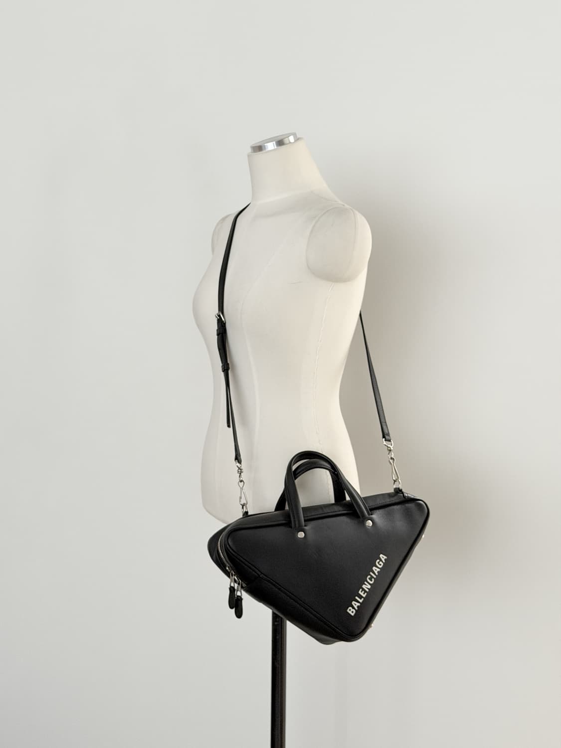 발렌시아가 트라이앵글 더플백 상품이미지1