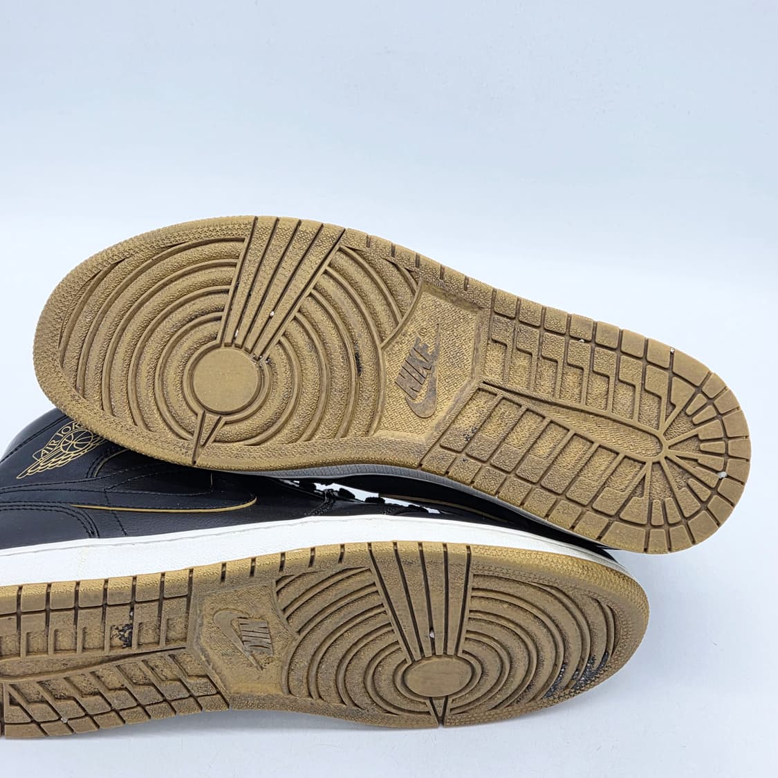 나이키 에어 조던 1 미드 블랙 메탈릭 골드 (285) 상품이미지3