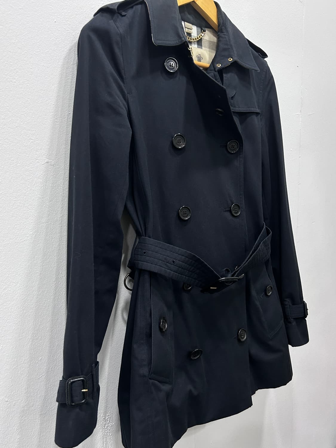 버버리 헤리티지 켄싱턴 미디 트렌치코트 55 네이비 상품이미지4