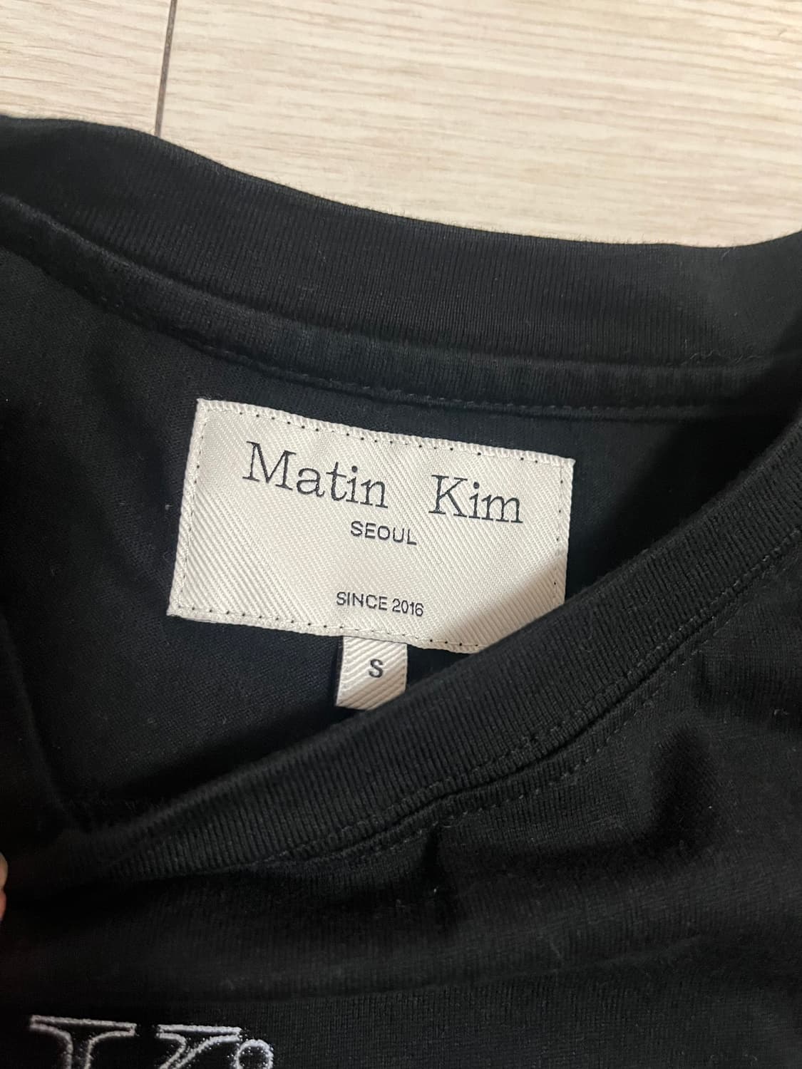 마뗑킴 반팔티 THIN TYPO TOP IN BLACK 상품이미지2