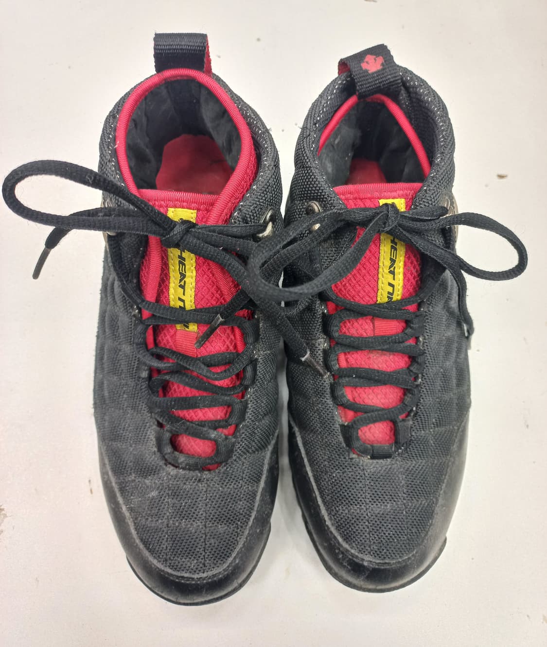 데상트 스위스 퀄팅 디자인 미드 트레킹화 230mm 블랙/레드 상품이미지5