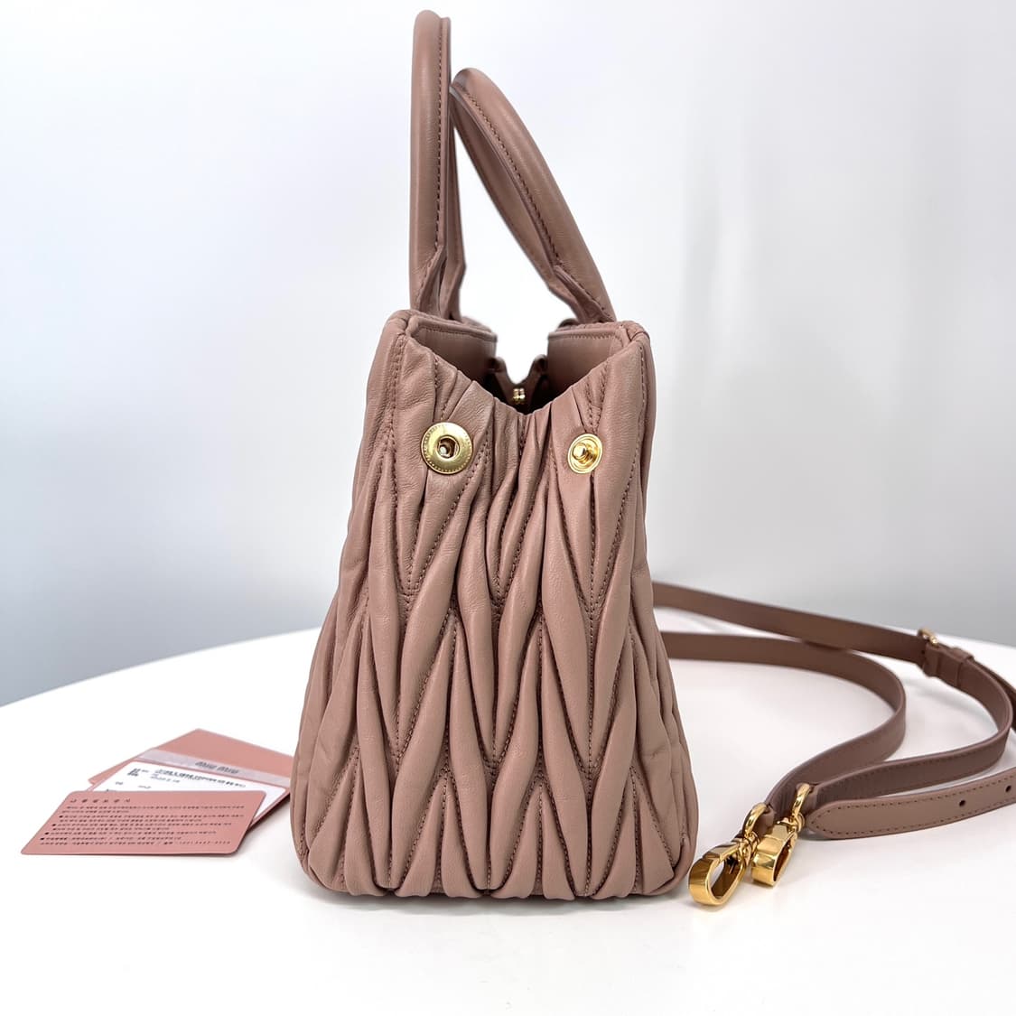 미우미우 마테라쎄 나파 레더 토트백 & 숄더백 (5BA258) 상품이미지6