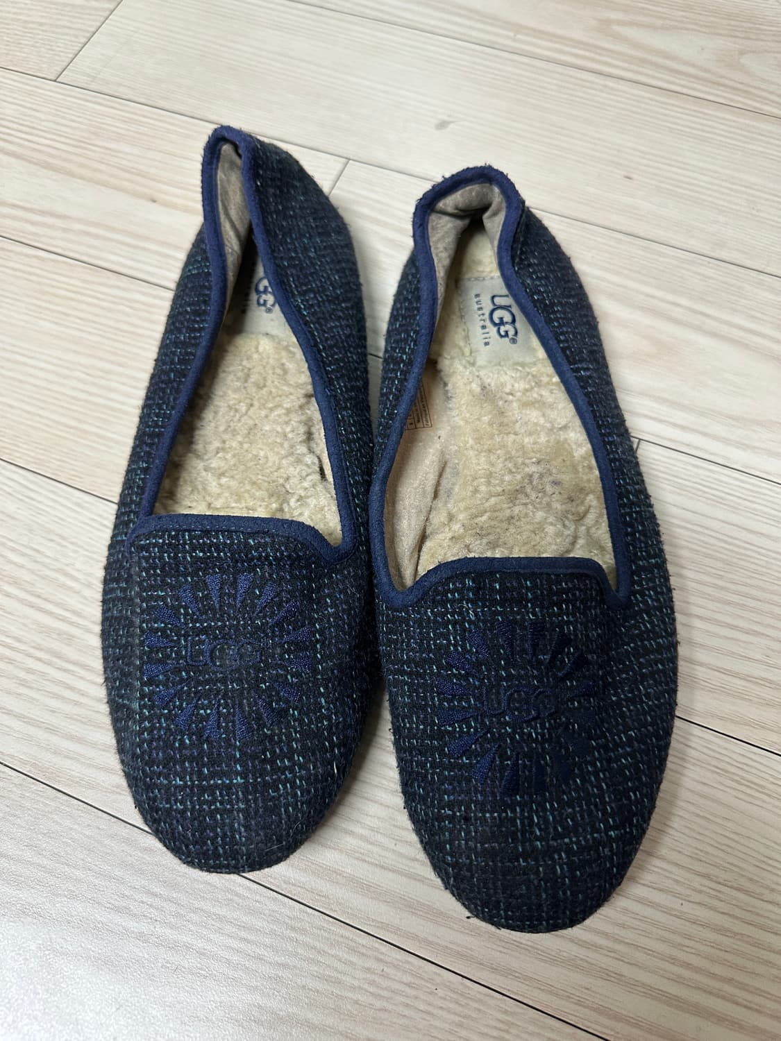 UGG 어그 정품 네이비 플랫슈즈  털단화 245-250 상품이미지1