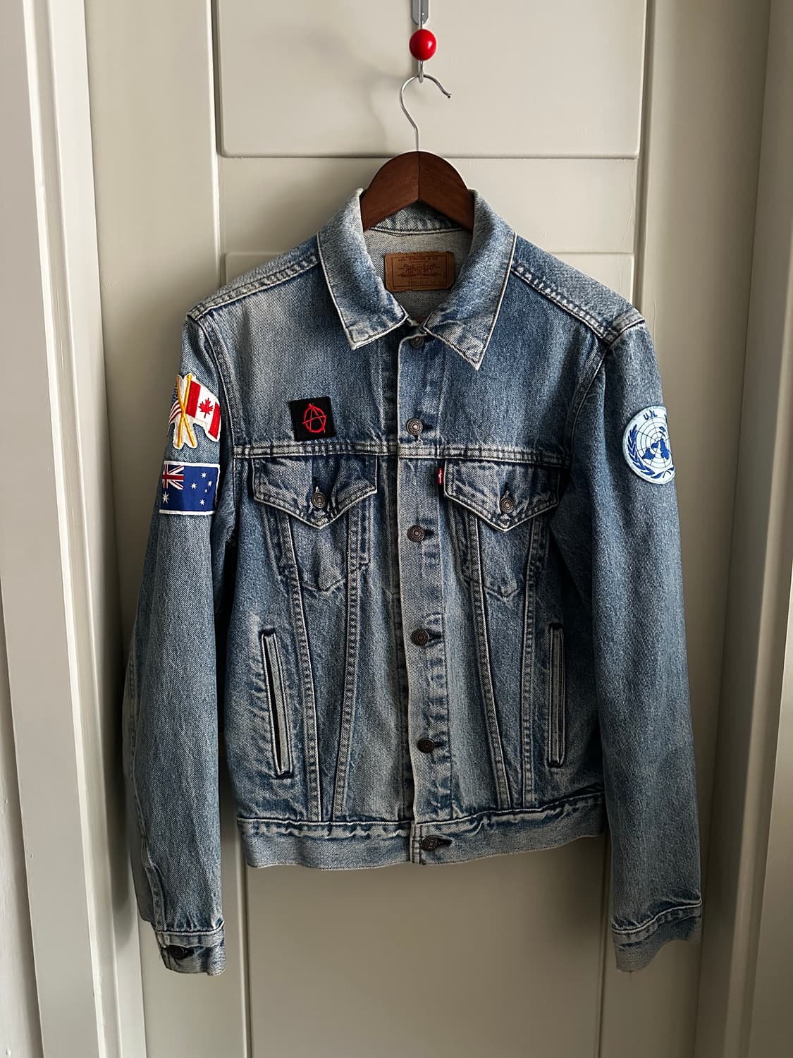 90s Levi’s 데님 패치 커스텀 트러커 자켓 상품이미지1
