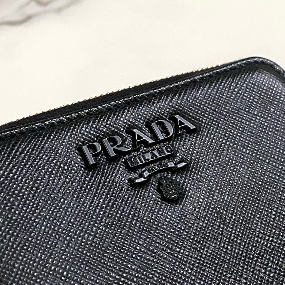 프라다 사피아노 블랙 로고 지퍼 반지갑 정품 상품이미지6