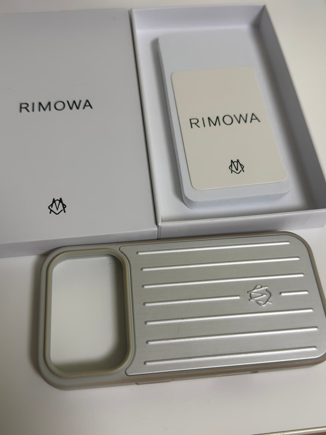 정품 리모와 아이폰17프로 실버 케이스 상품이미지1