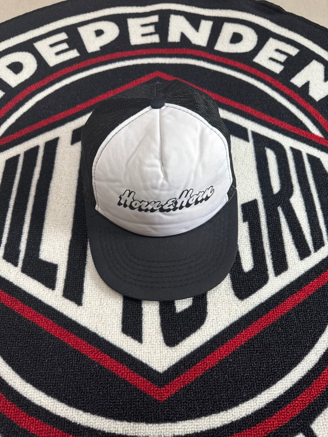 혼 앤 혼 메쉬 폼 트러커 로프 스냅백 캡 화이트 앤 블랙 상품이미지1