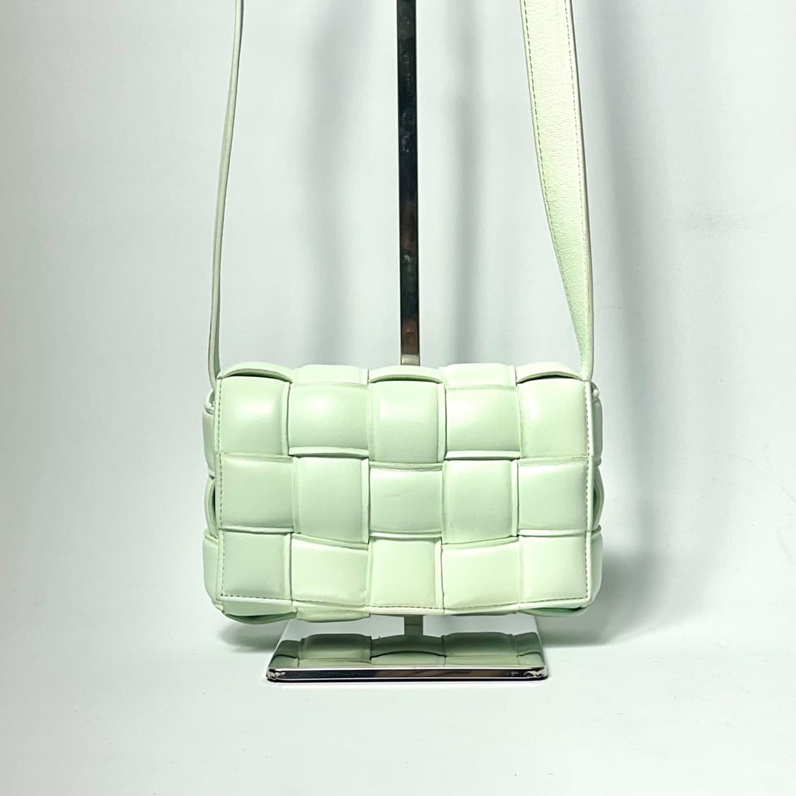 보테가베네타  패디드 카세트 크로스백 상품이미지2