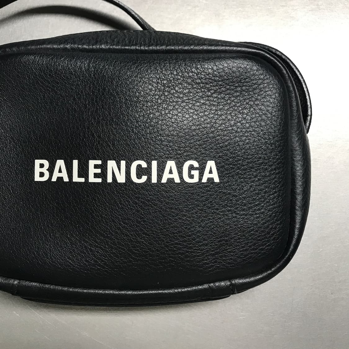발렌시아가 로고 레더 숄더백 블랙 새상품 상품이미지2