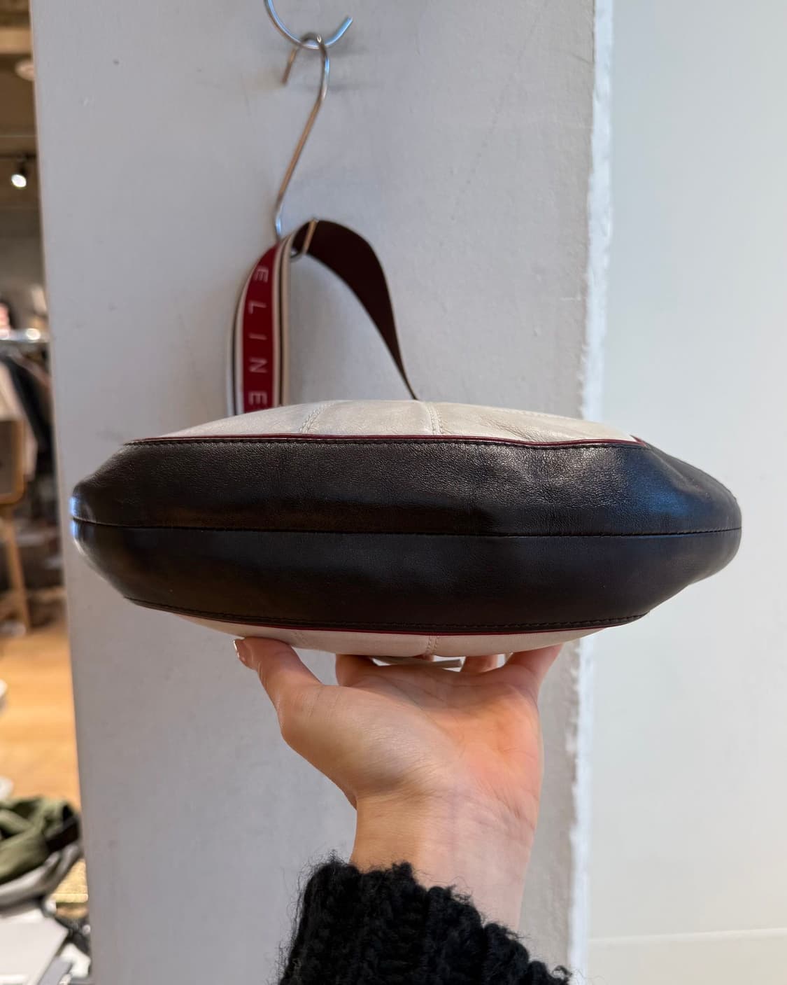 셀린느 화이트 레드 02s 피파 월드컵 레더 숄더백  상품이미지6