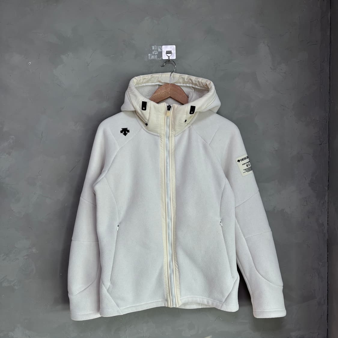 데상트 플리스 화이트 상품이미지1