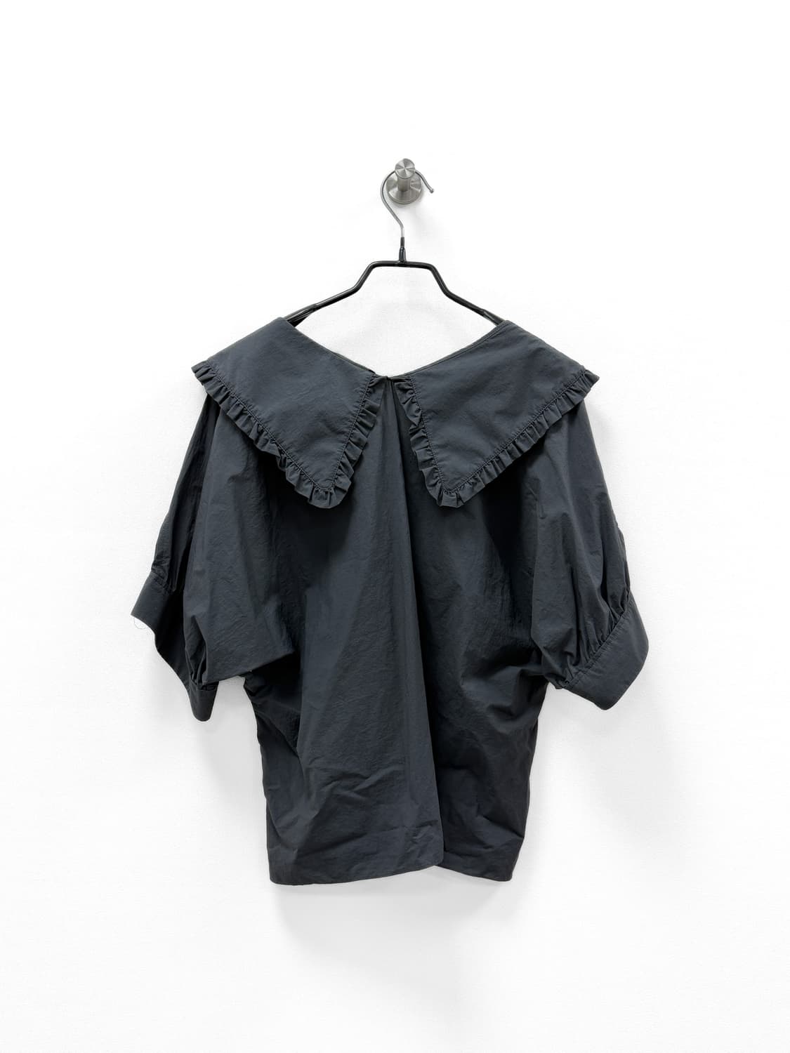 오즈세컨 차콜 그레이 러플 카라 퍼프 블라우스 76 상품이미지5