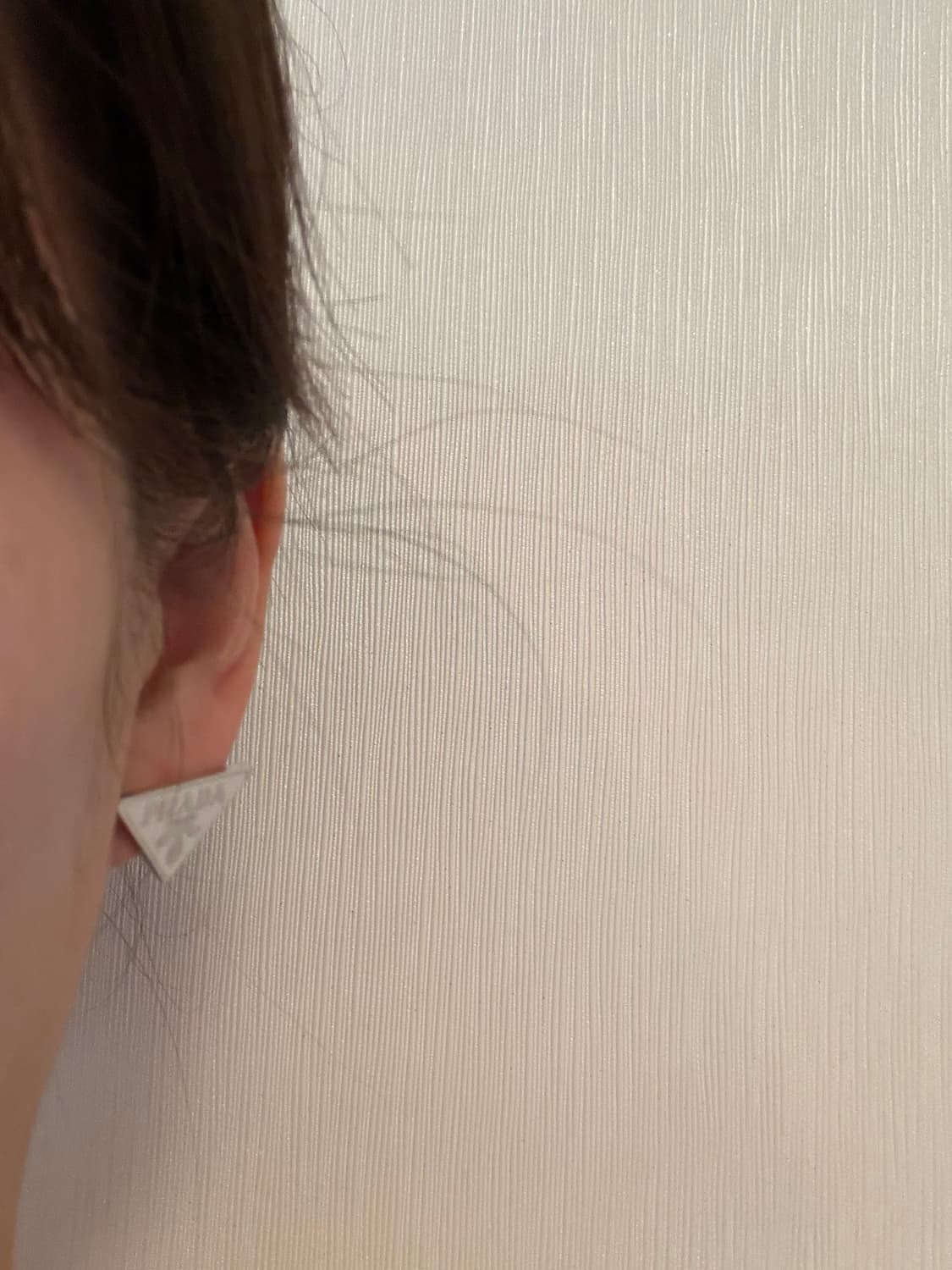 프라다 업사이클링 삼각로고 귀걸이 화이트 상품이미지6