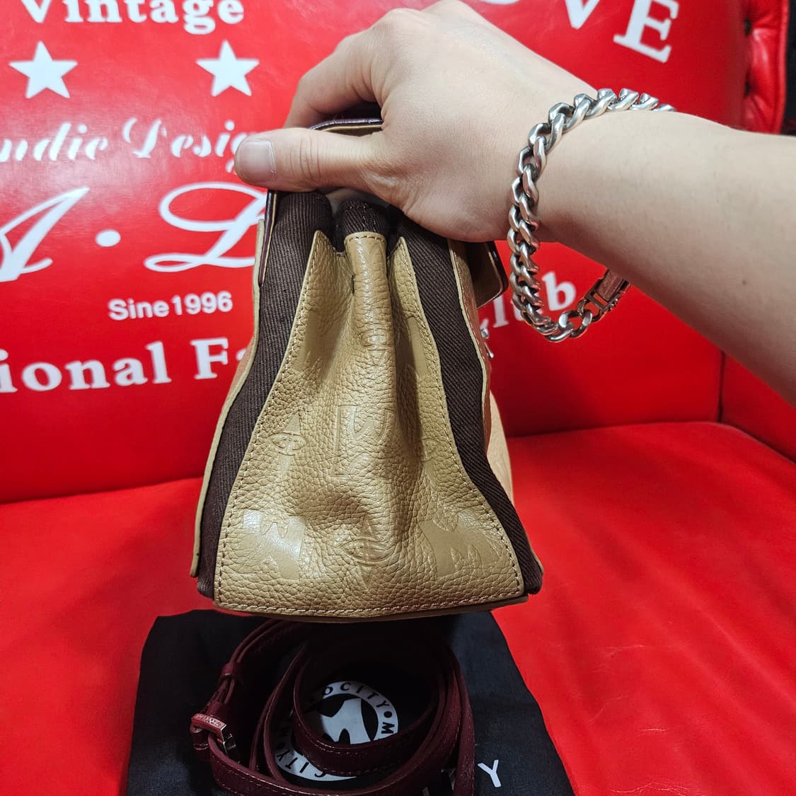 메트로시티 배색 시그니쳐 로고 가죽 토트 크로스백  상품이미지4