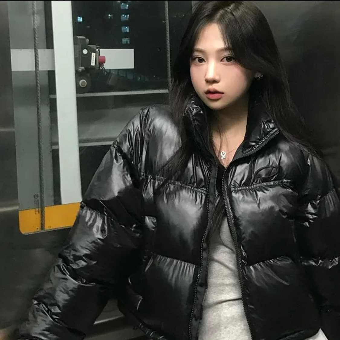 오드스튜디오 글로시 에코 푸퍼숏패딩 블랙 상품이미지1