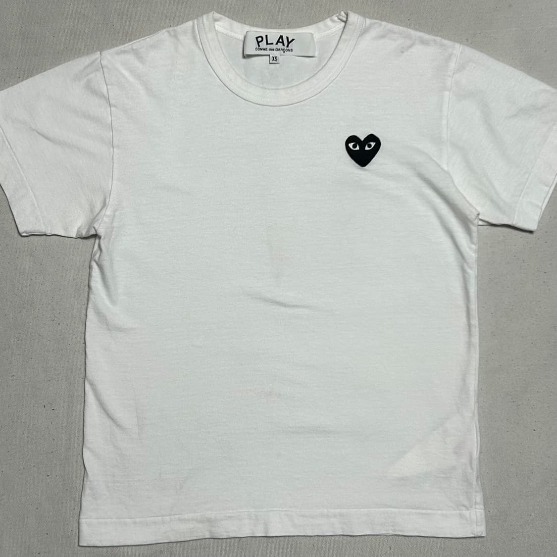 🫶🏻꼼데가르송 여성용 블랙 하트 와펜 화이트 반팔티 🫶🏻 상품이미지1