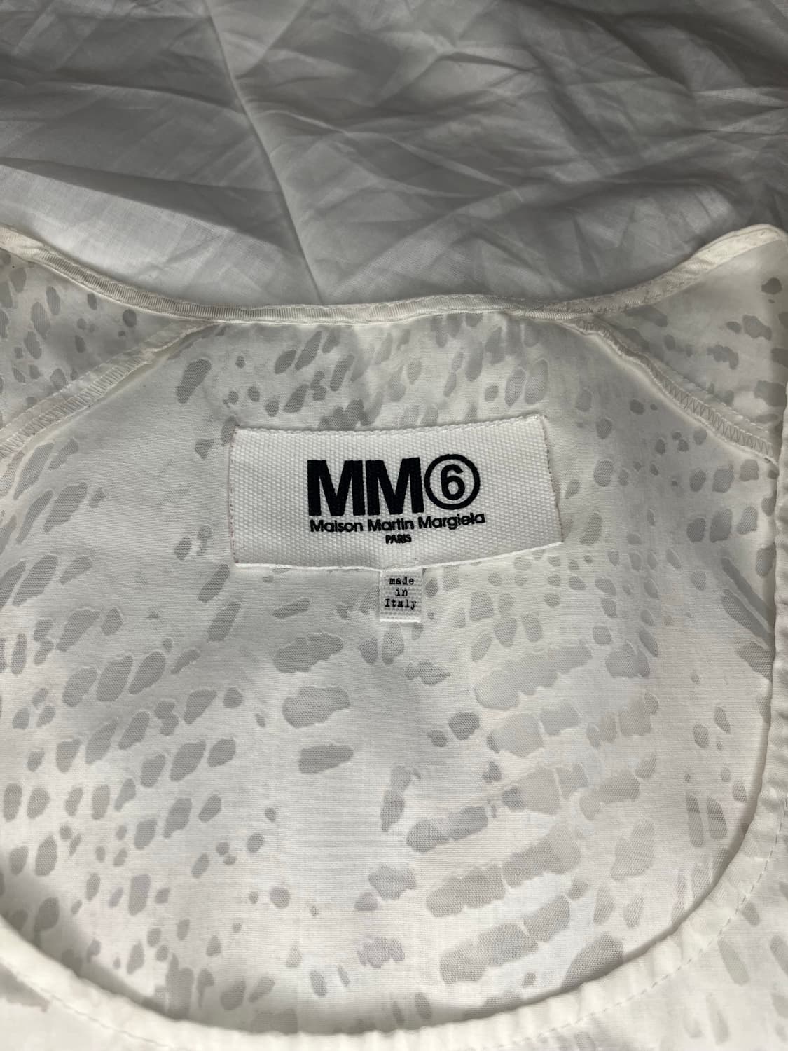 엠엠식스 메종마르지엘라 화이트 스네이크 프린트 슬리브리스 탑 상품이미지3