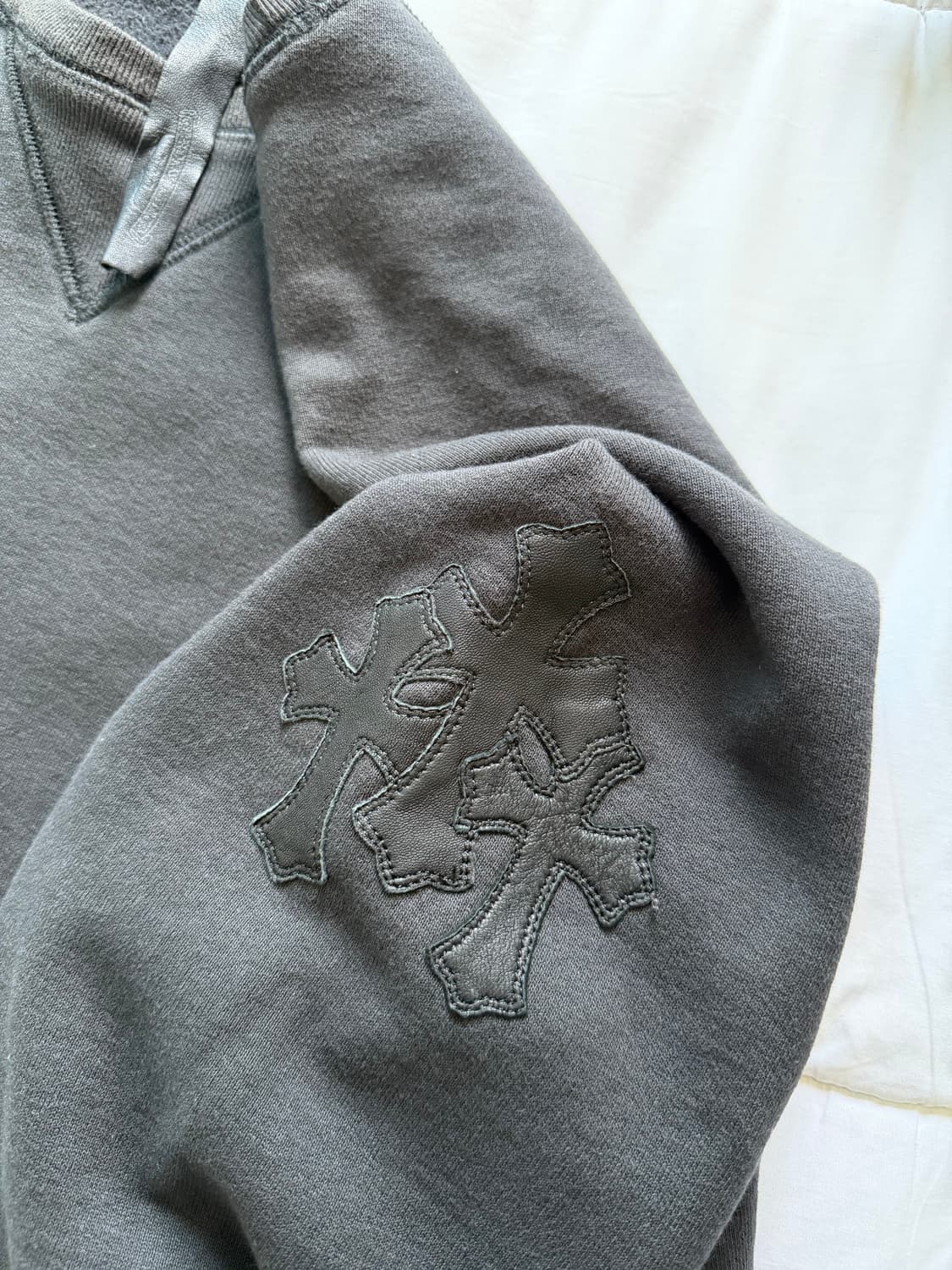 [XL] 크롬하츠 레더 패치 맨투맨 블랙 세메터리 상품이미지4