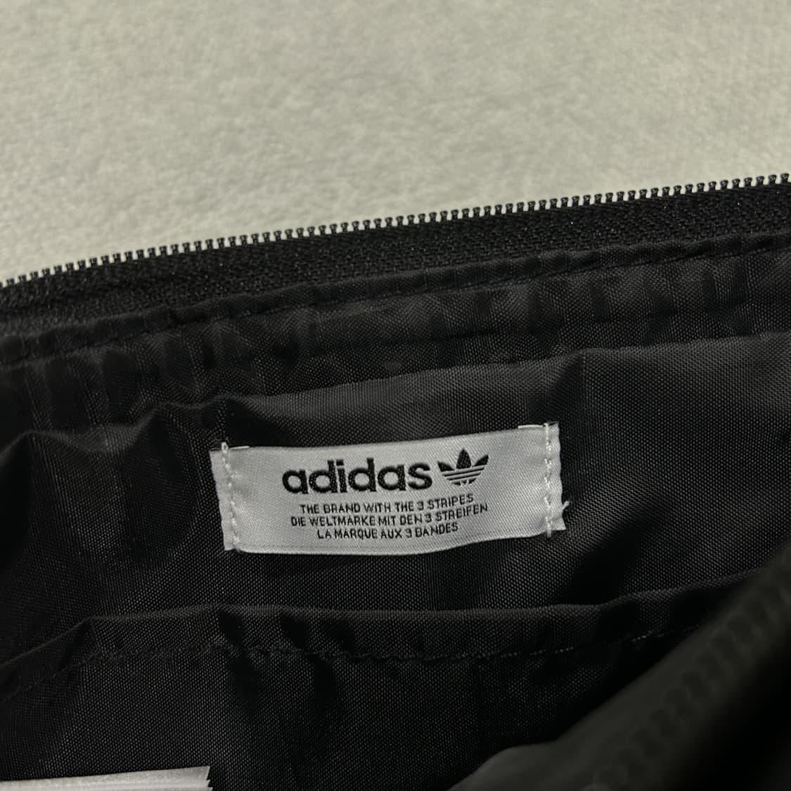 아디다스 블랙 스웨이드 라인스톤 숄더백 상품이미지3