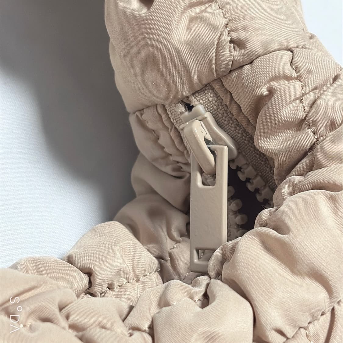 코스 오버사이즈 퀄팅백 구름백 베이지 상품이미지7