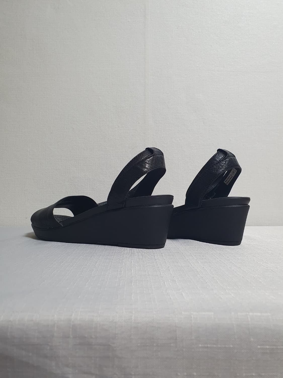 230mm 크록스 레이 앤 레더 웨지 샌들 블랙 W6 상품이미지4