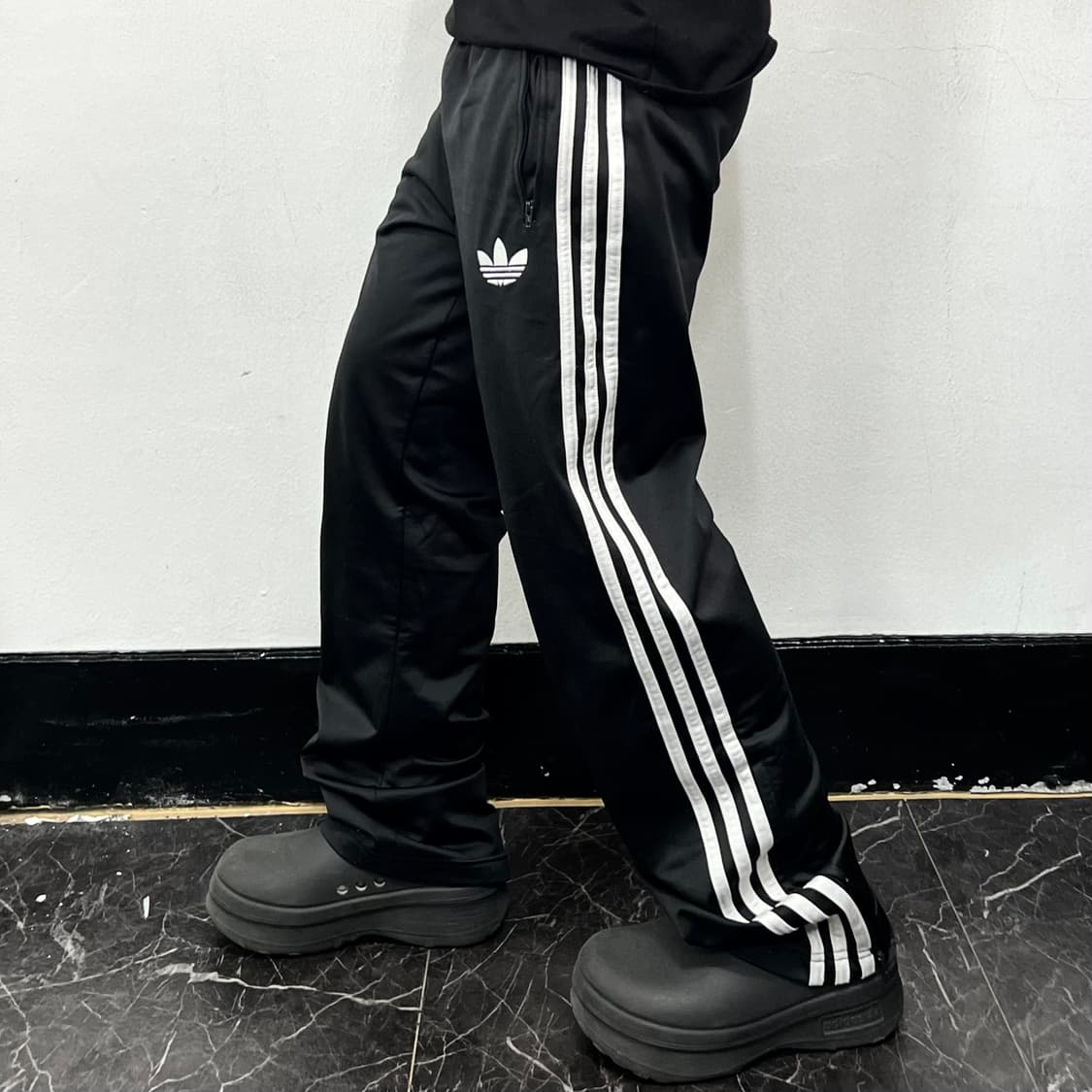 아디다스 블랙 삼선 파이어버드 와이드 트랙팬츠 상품이미지1
