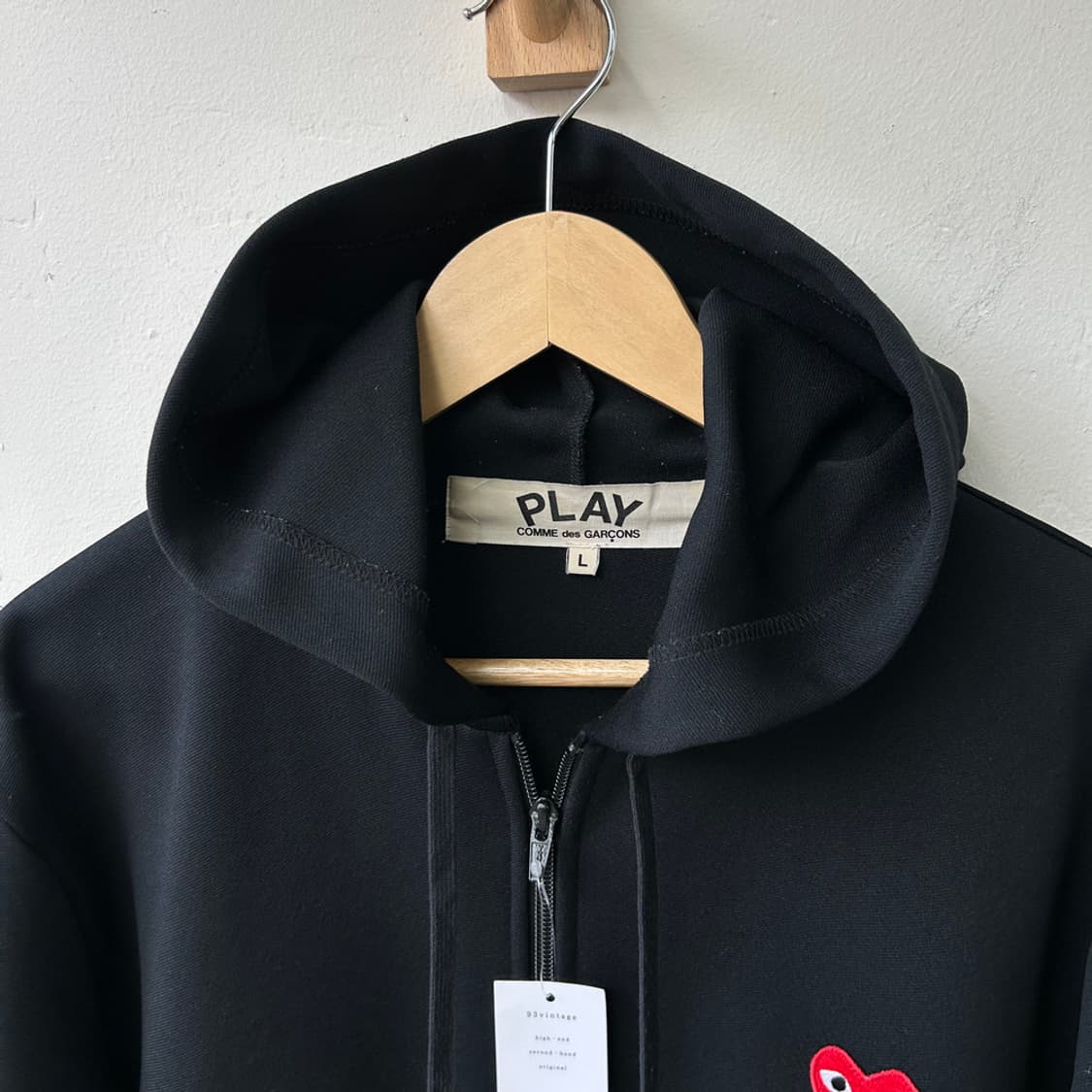 16320 - 꼼데가르송 레드 와펜 블랙 후드 집업 상품이미지3