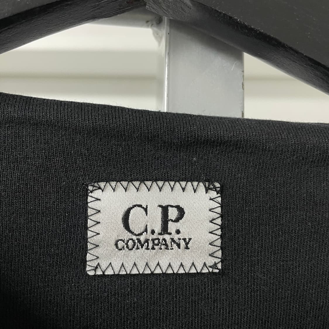 CP 컴퍼니 로고 블랙 맨투맨 105 상품이미지5
