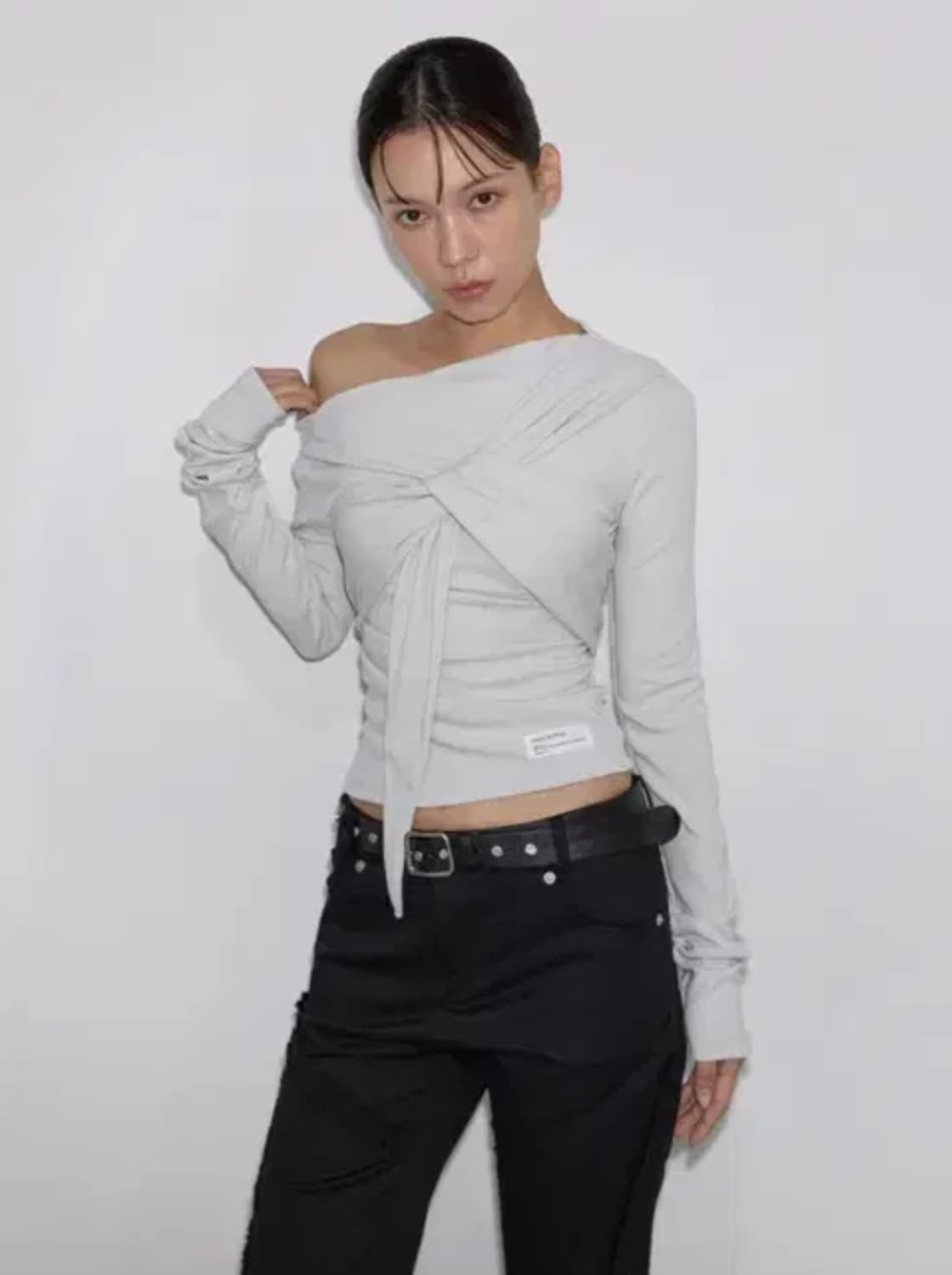 (새상품) 이네기 드레이프 타이 롱슬리브 탑 더스티 베이지 상품이미지1