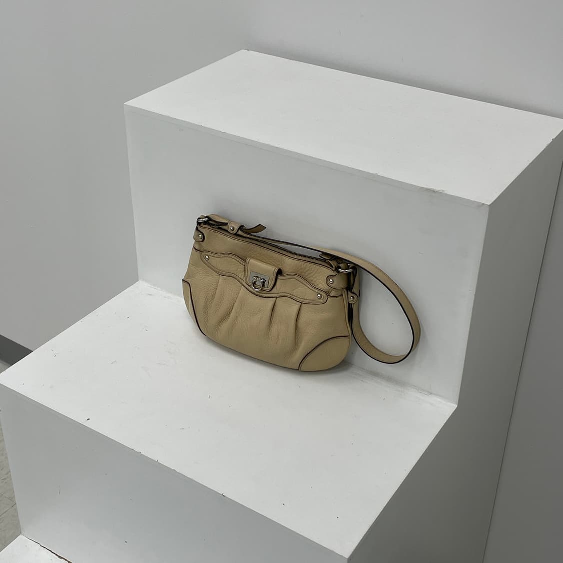 페라가모 미니 실버 간치니 베이지 숄더백 가방 상품이미지1