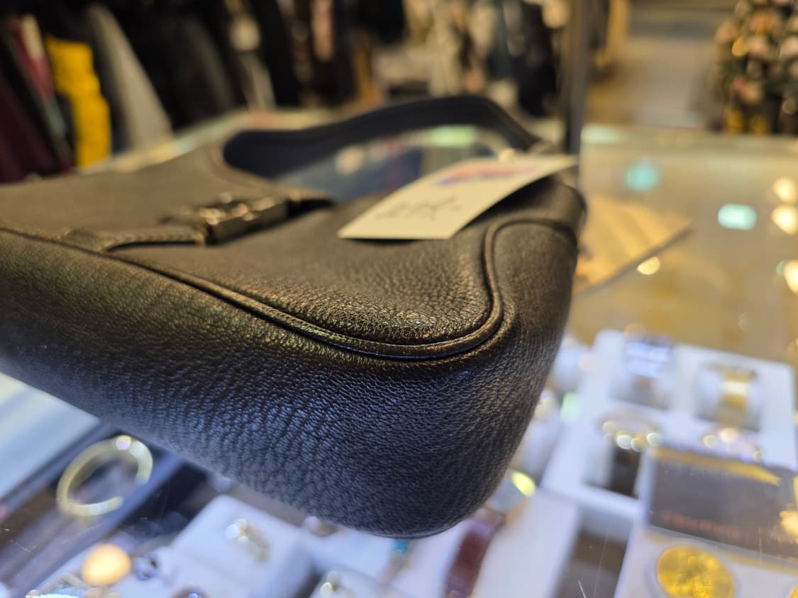 살바토레 페라가모Salvatore Ferragamo의 블랙 가죽 숄더백 상품이미지5