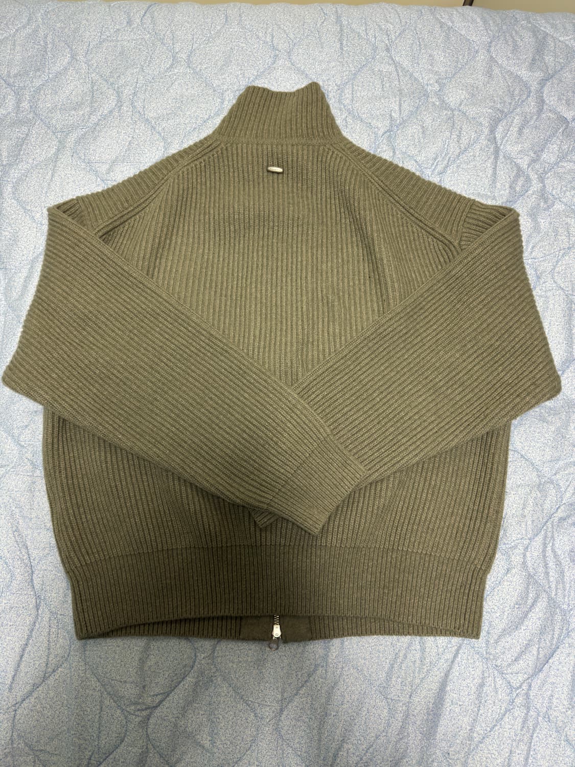 인사일런스 캐시미어 집업 스웨터 카키 상품이미지3