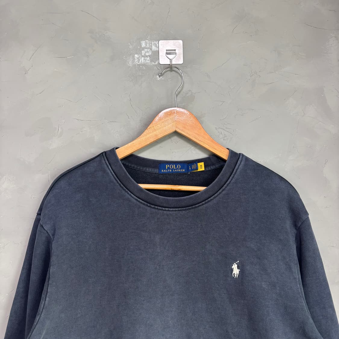 폴로 랄프로렌 워싱 맨투맨 페이디드 블랙 상품이미지3