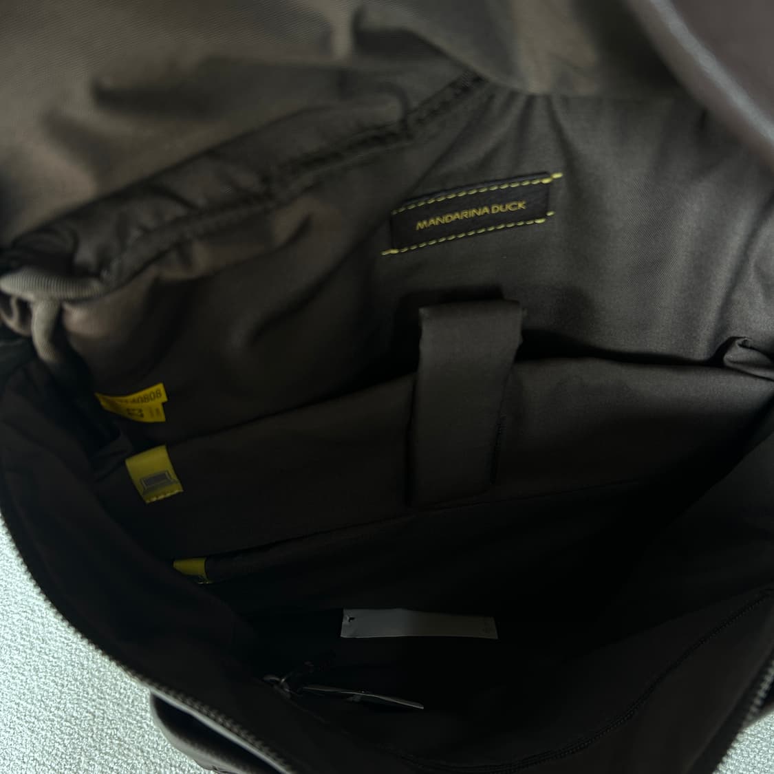 만다리나덕 가죽 다크브라운 백팩 상품이미지4