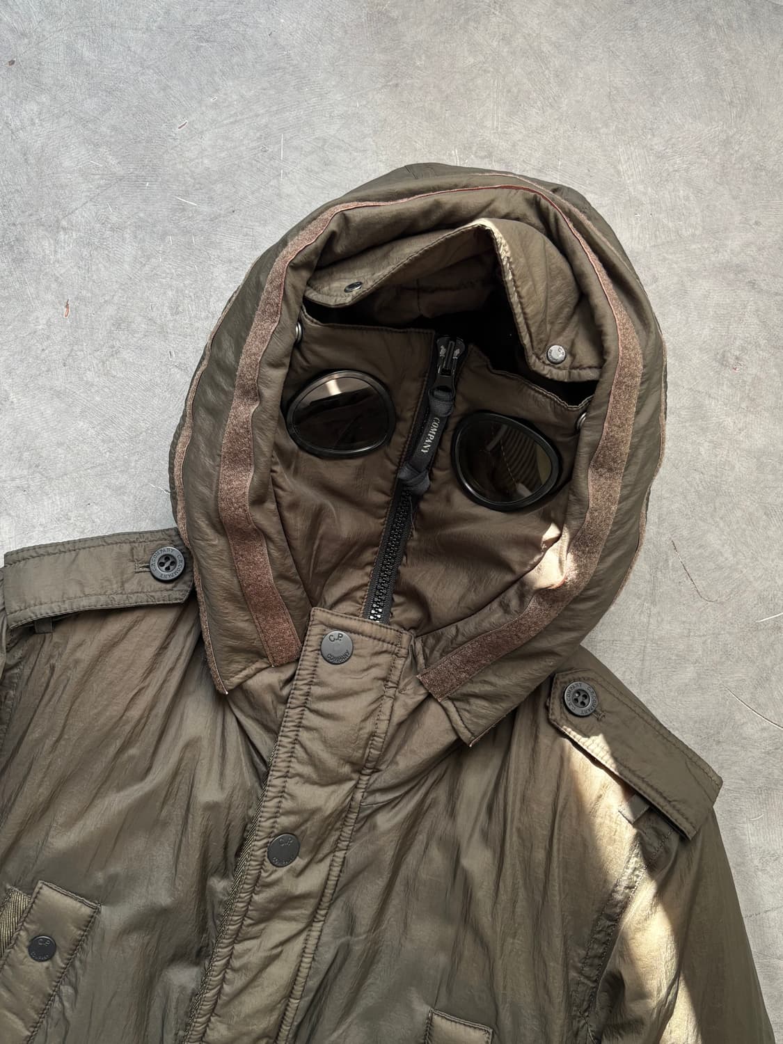 C.P. Company CP 컴퍼니 카키브라운 고글 다운 패딩 상품이미지2