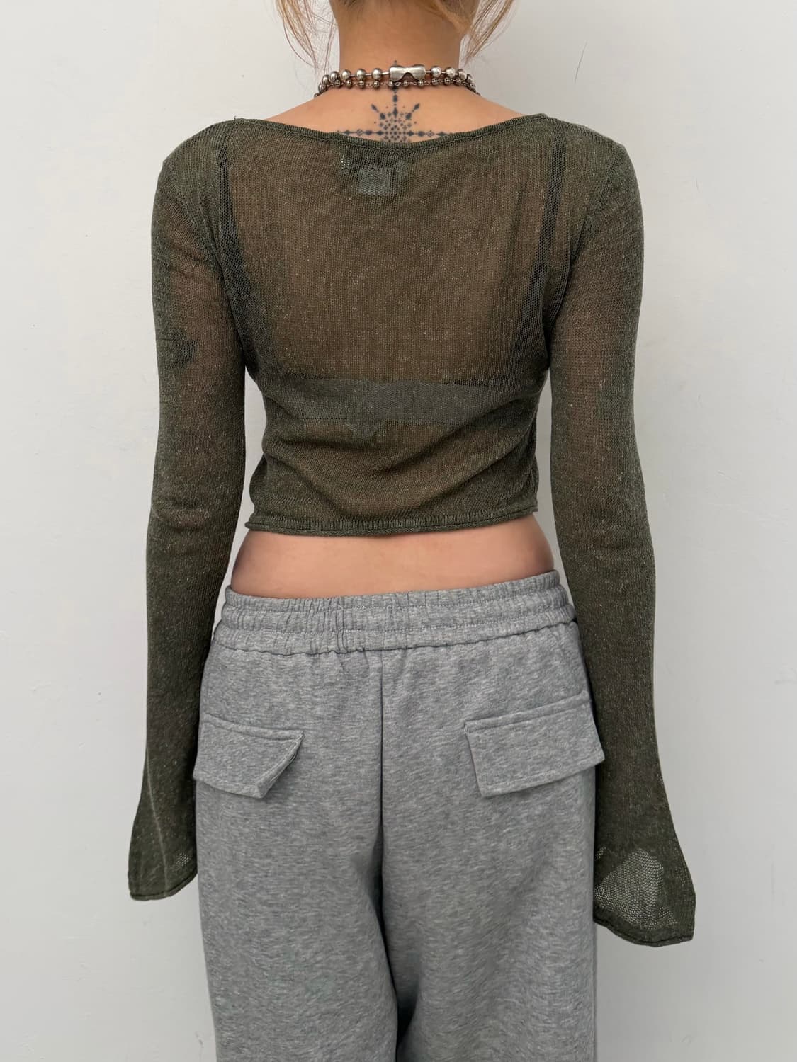 카키 시스루 크롭 긴팔티  상품이미지3