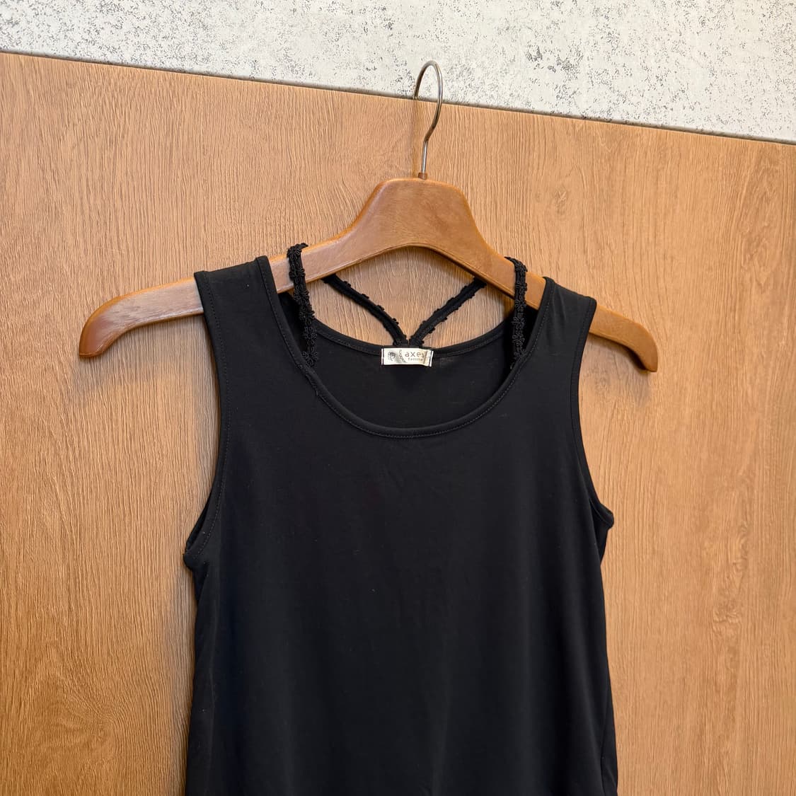 엑시즈팜 슬리브리스 티셔츠 백 크로스 레이스 스트랩 디테일 블랙 상품이미지3