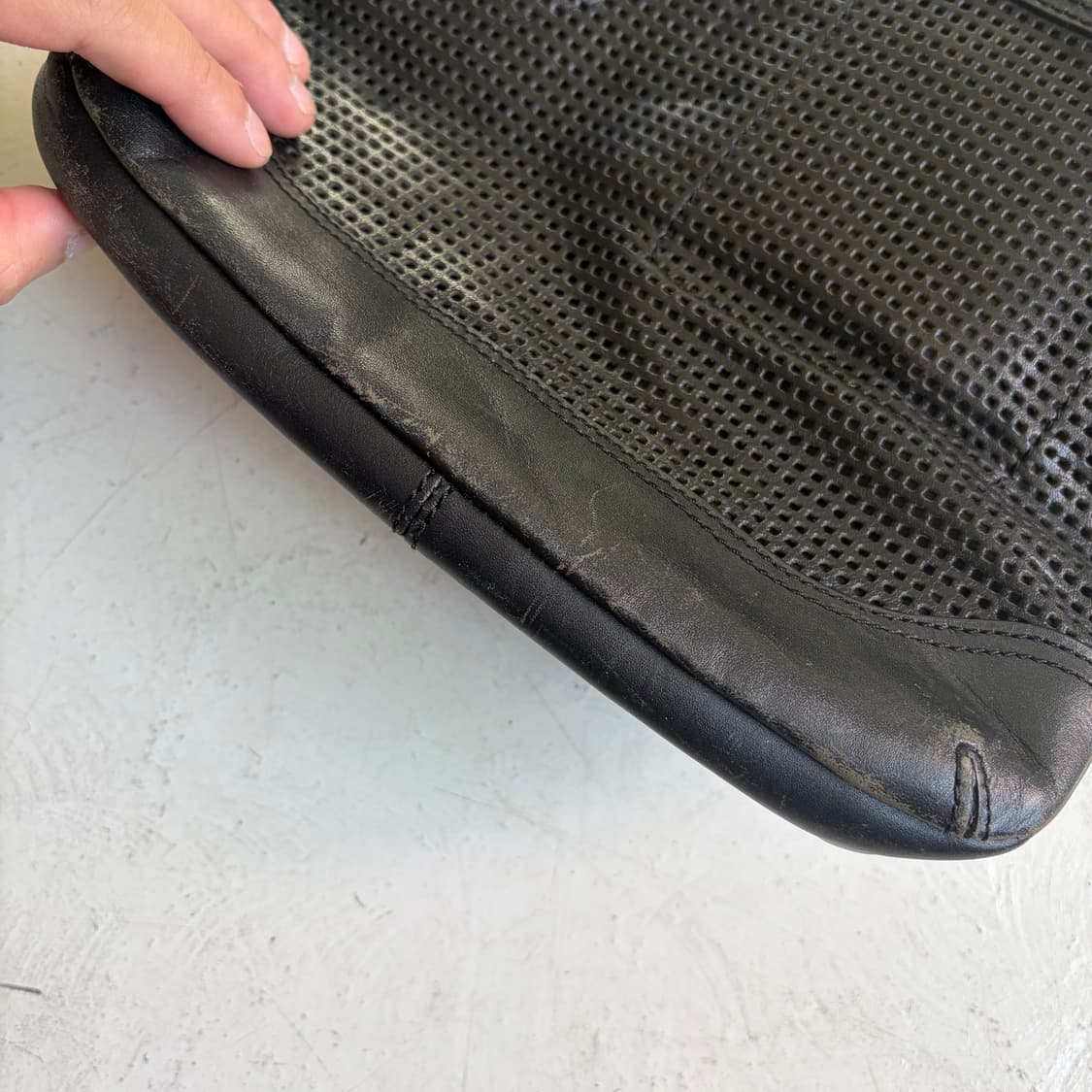 띠어리 빈티지 펀칭 가죽 크로스백 OS 상품이미지8