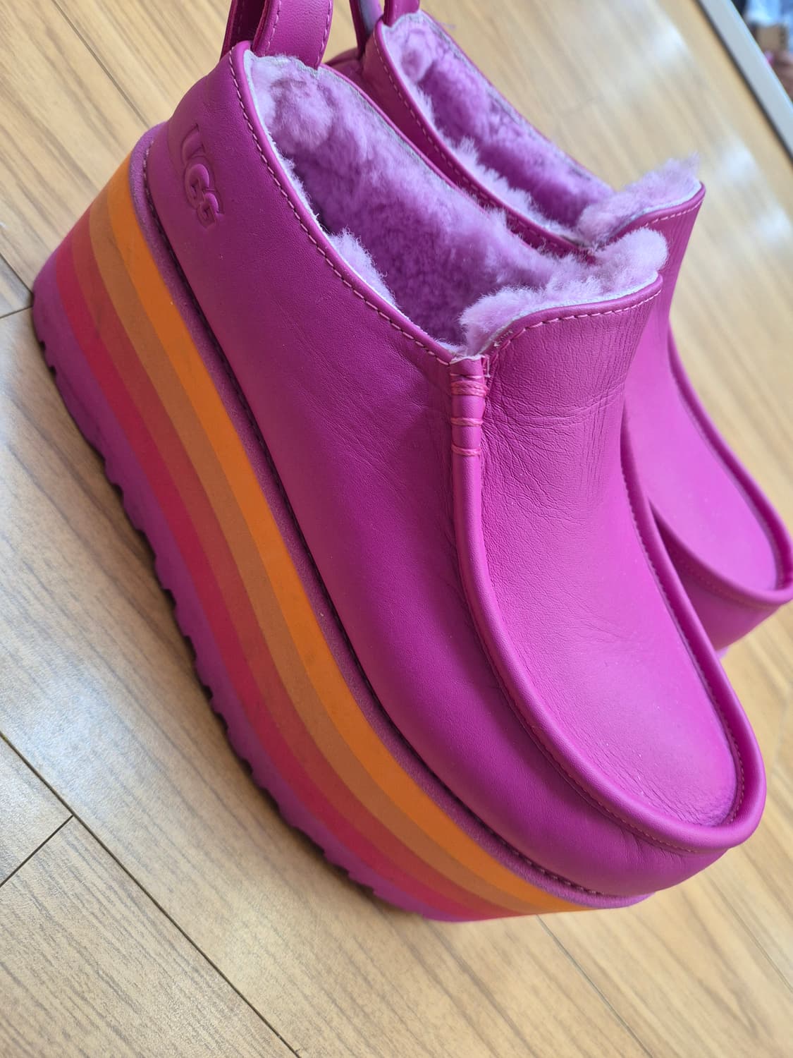 UGG의 핫핑크 모카신입니다
- 사이즈는 USW 7, UK 5, EU 3 상품이미지3