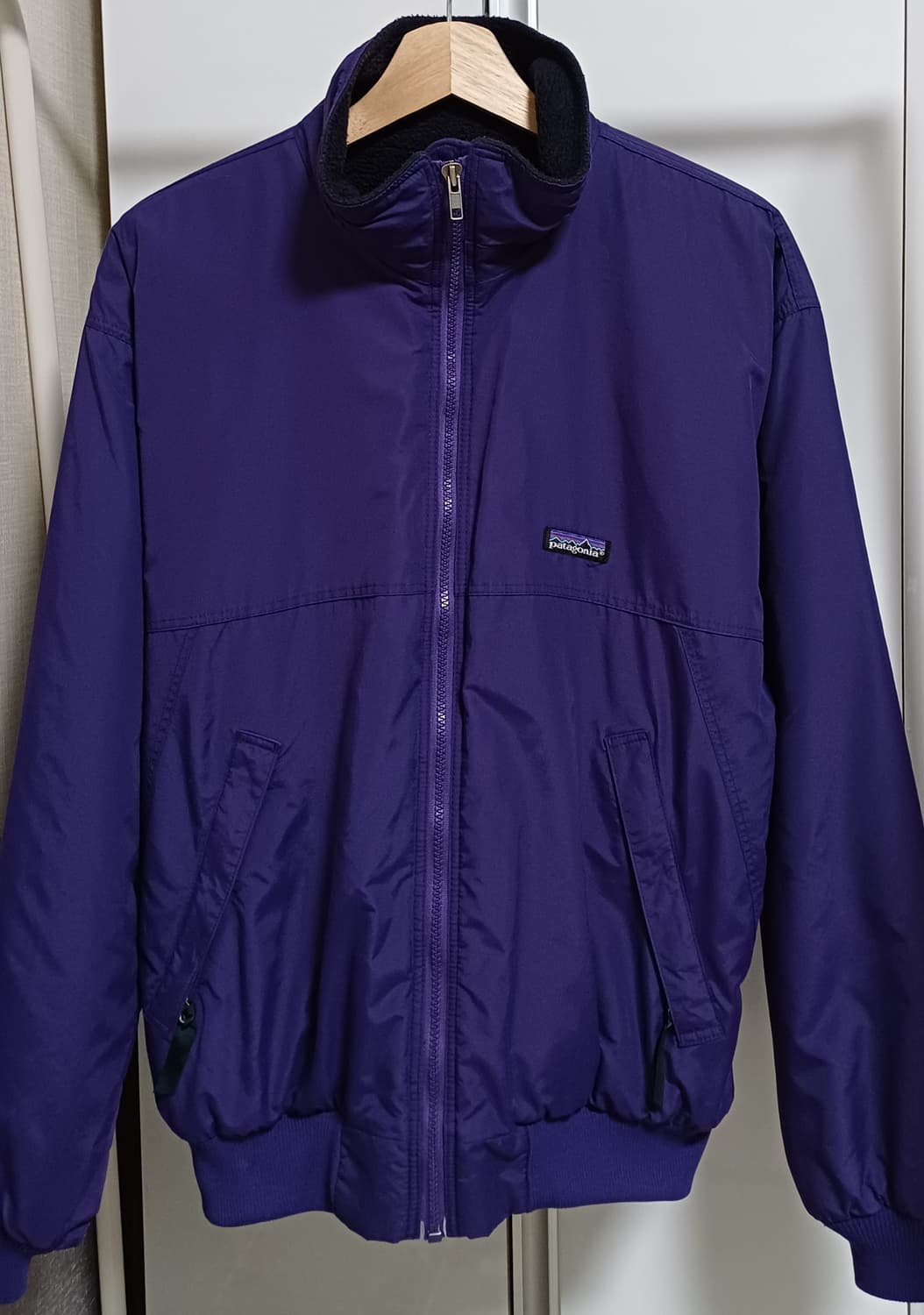 🇺🇸 파타고니아 쉘드 신칠라 봄버 자켓 - 에그플랜트 상품이미지1